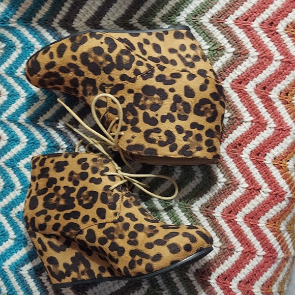 4 for $15 Bella Marie leopard print suede wedge heels size 8 women's - Picture 2 of 3